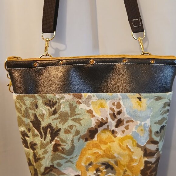 New Travel Sling Crossbody bag Brown Faux Leather Pastel floral canvas Zip Purse - Picture 3 of 12